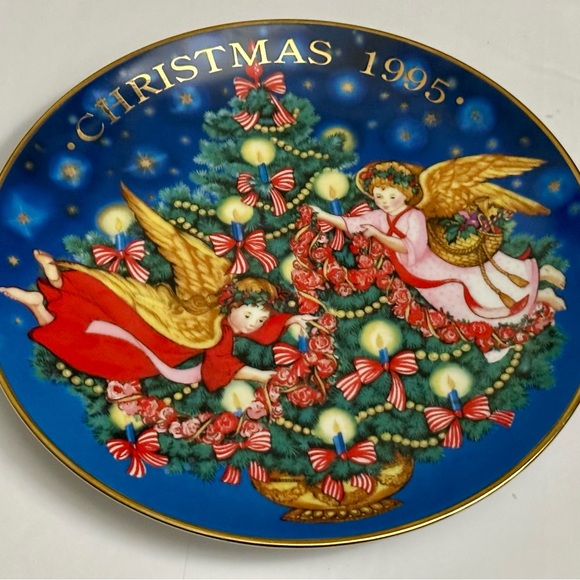 1995 Avon Christmas Plate Trimming the Tree Peggy Toole Gold Trim Collectible - Picture 3 of 15
